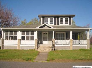 10 Yard Ave, Farmingdale, NJ 07727