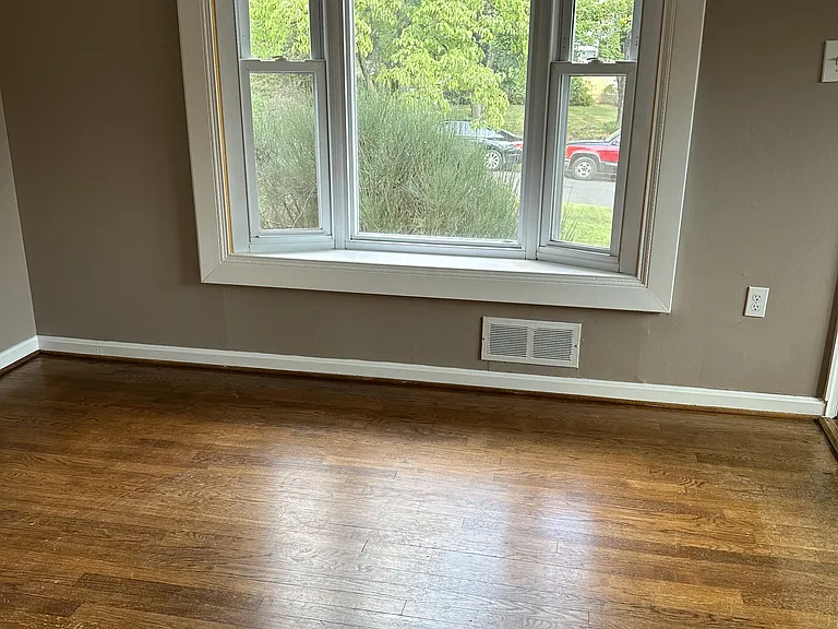 10 N Floyd St — Photo 18