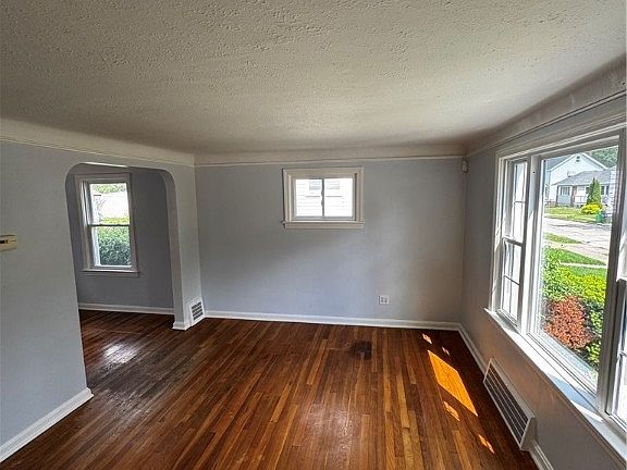 4th image of 19431 Naumann Ave
