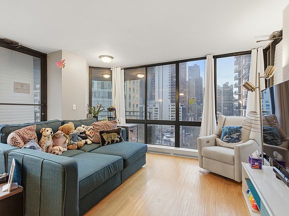 3rd image of 303 E 49th St APT 18