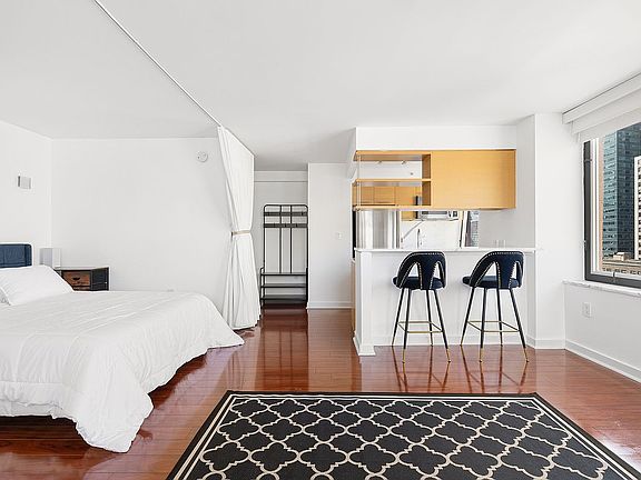 4th image of 100 W 39th St APT 37D