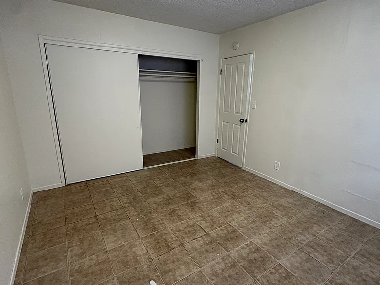 321 W 1st St #2 — Photo 4