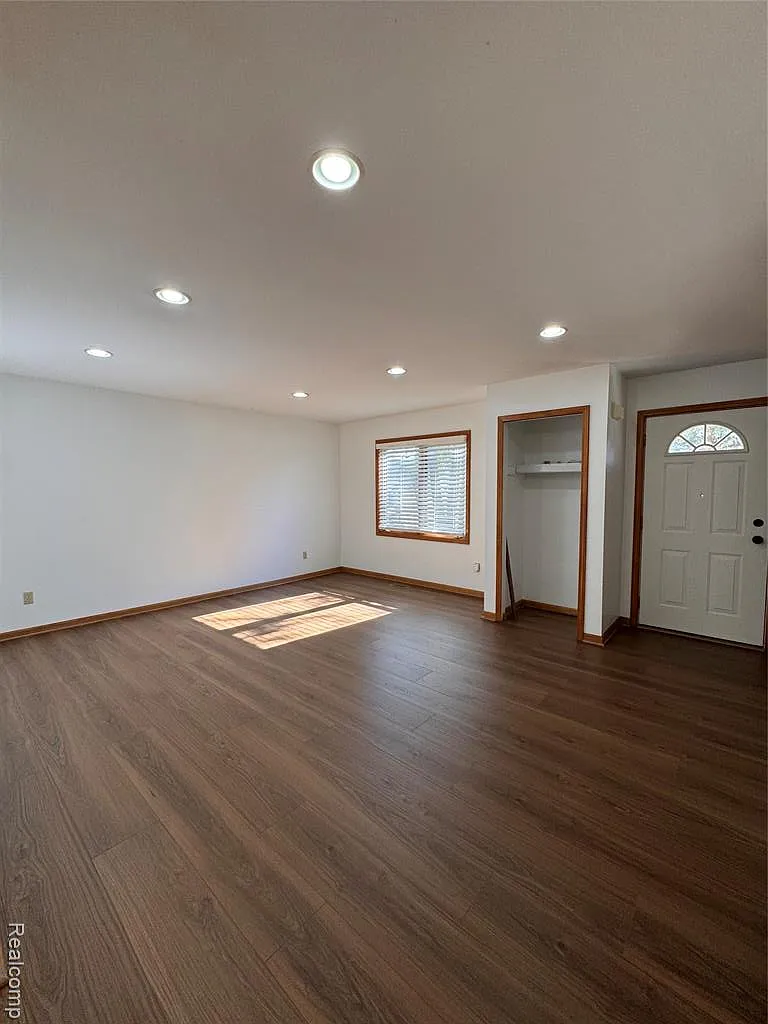 3 bed, 2.5 bath, 1972 sqft, $1,800 — Photo 4