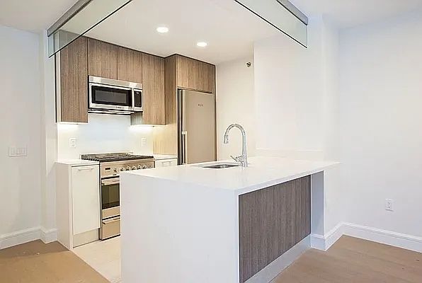 1st image of 311 W 50th St APT 5N