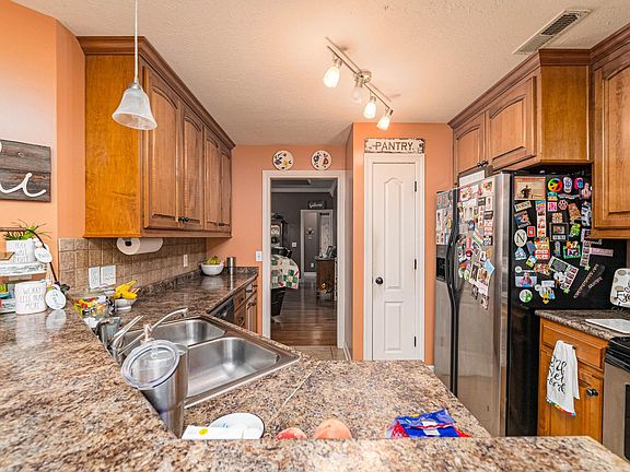 3rd image of 101 Castlehill Dr