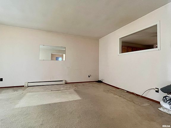 5th image of 1084 Clark St