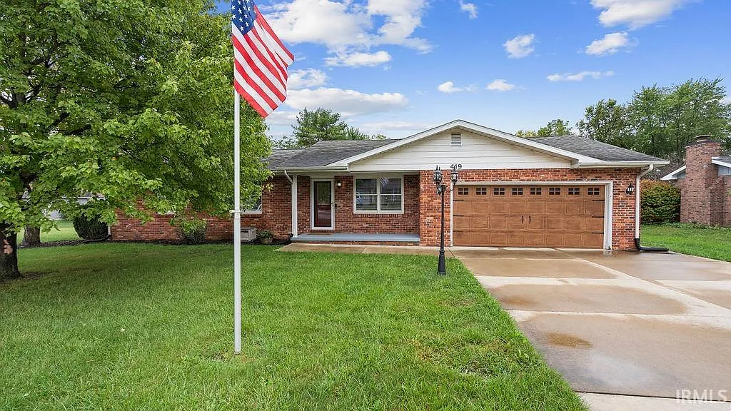 419 Holiday Dr photo 1