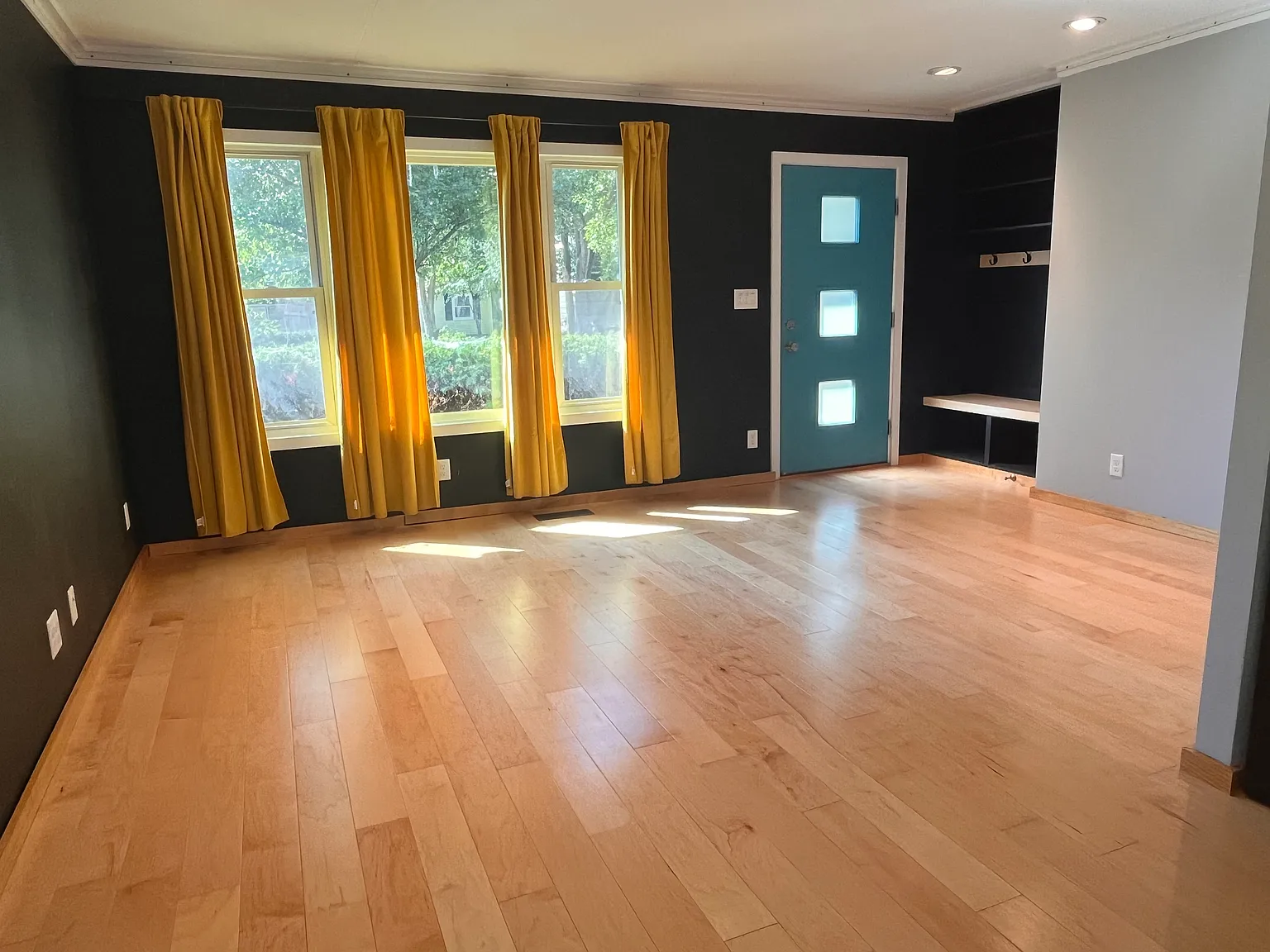 3 bed, 1.5 bath, 1008 sqft, $1,900 — Photo 2