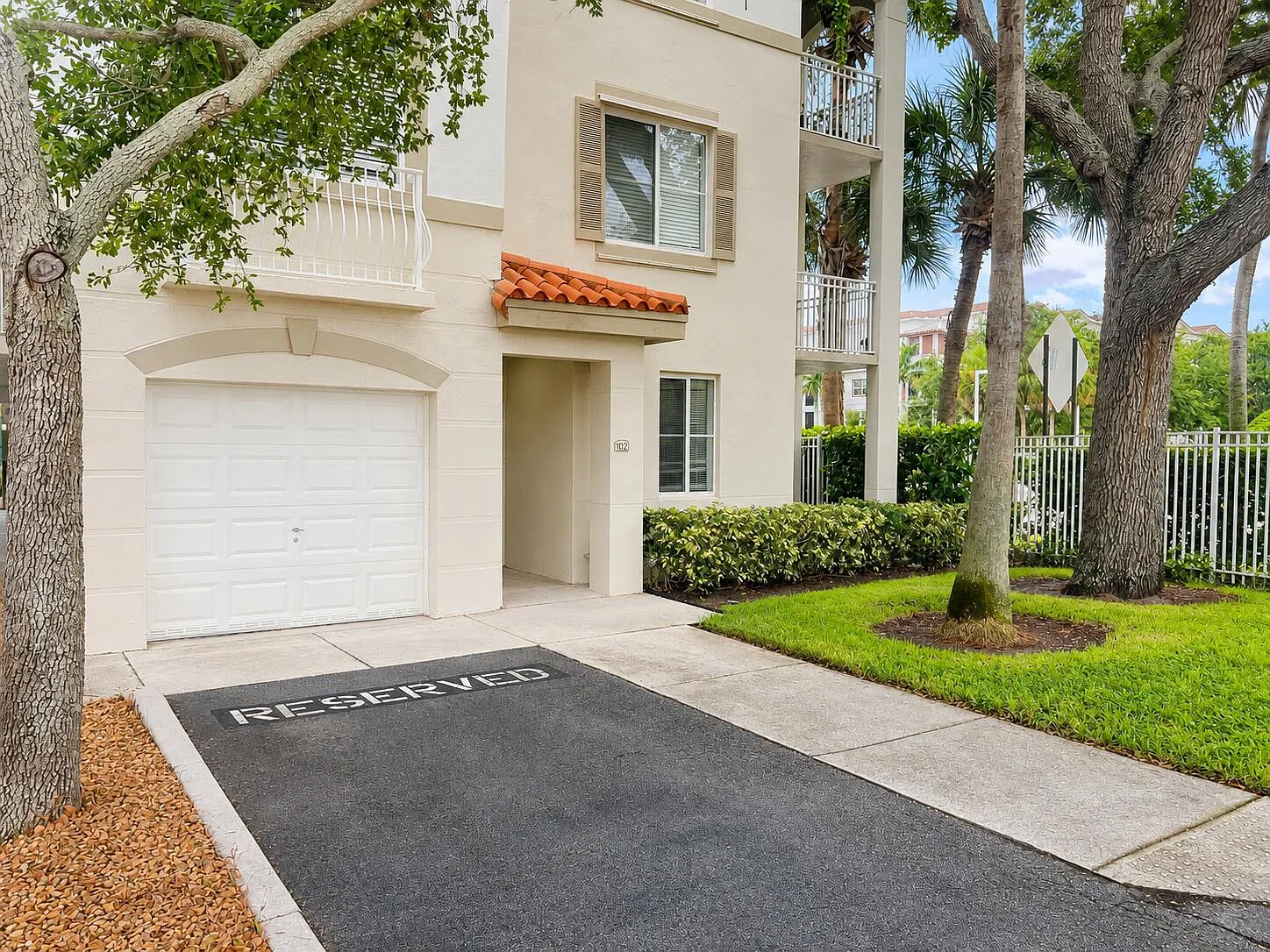 1 bed, 1.0 bath, 1051 sqft, $2,400 — Photo 1