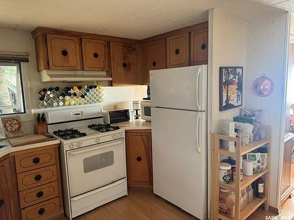 2nd image of 2220 Spruce CRESCENT
