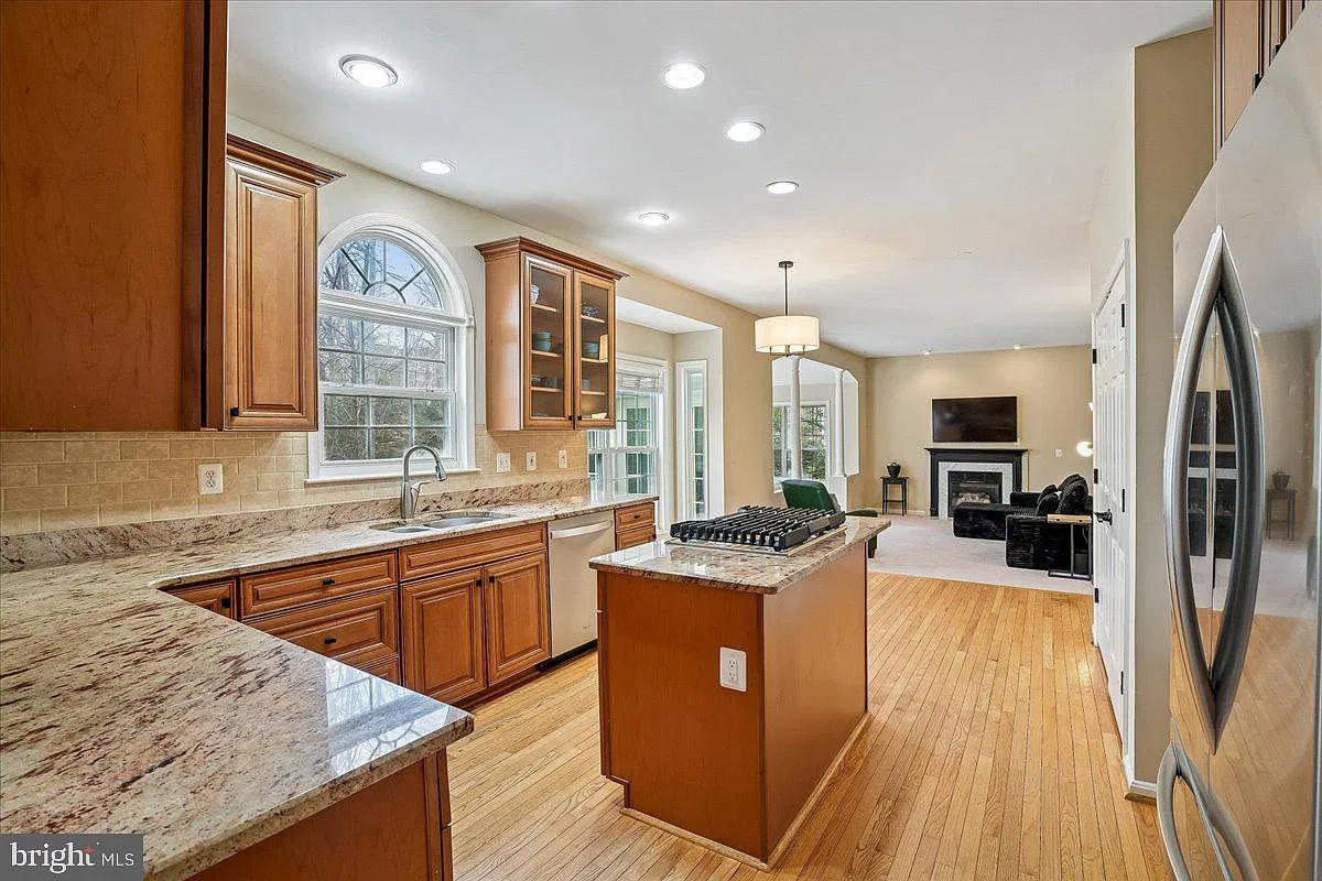 5 bed, 3.5 bath, 3932 sqft, $4,800 — Photo 4