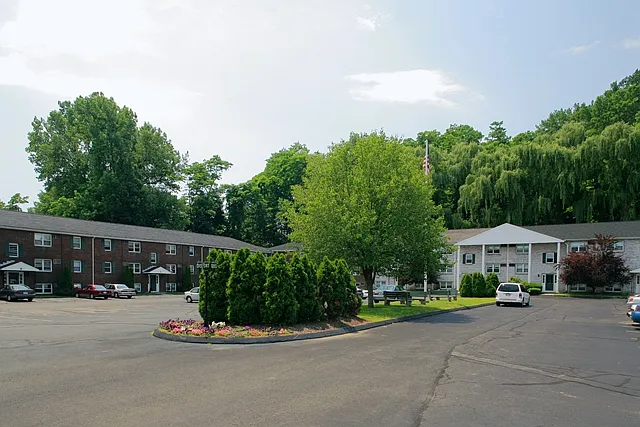 Van Deene Manor — Photo 11