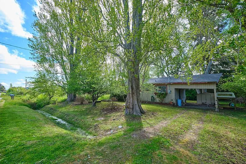 681 Largaud Dr photo 1