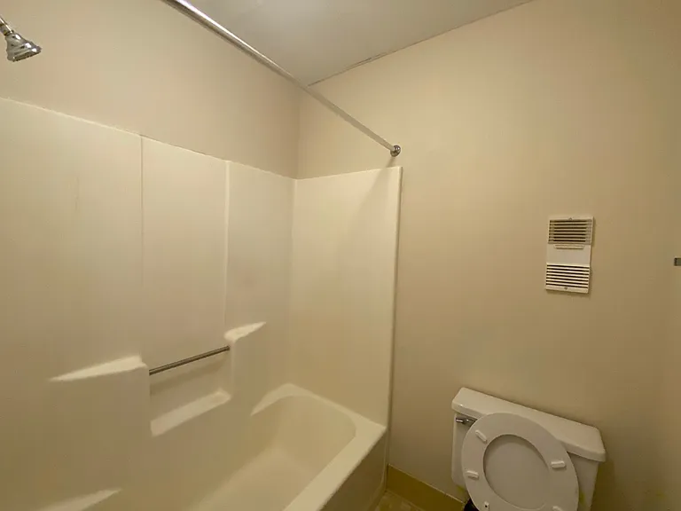 Cass Street Apartments — Photo 20