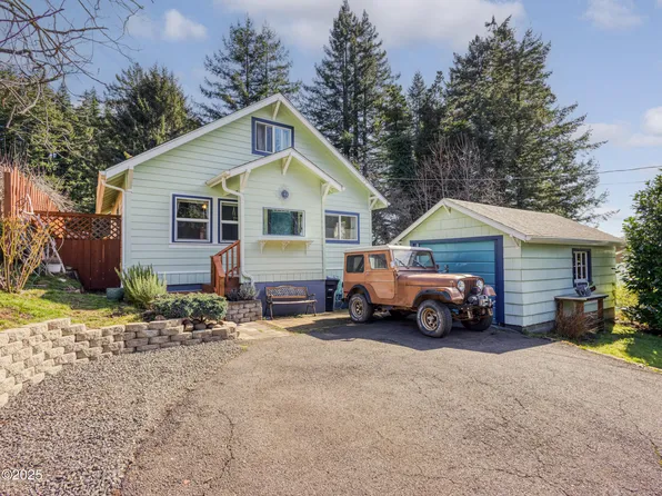 696 NW G St, Toledo, OR 97391
