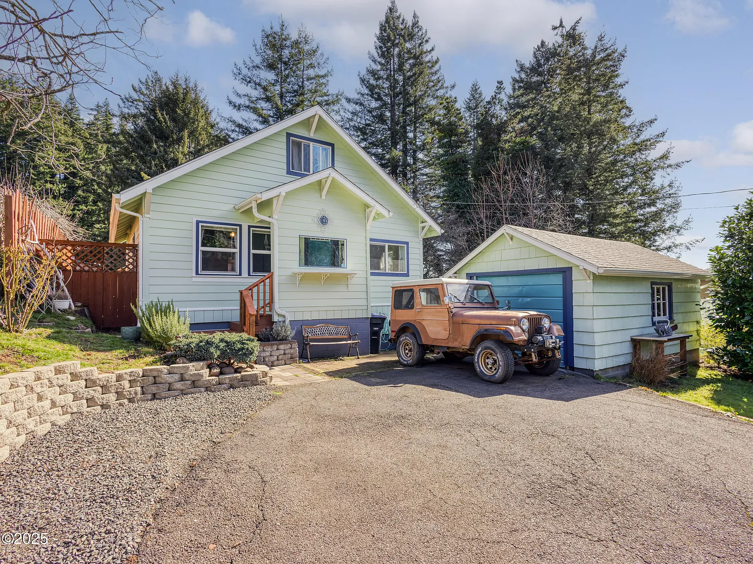 696 NW G St photo 1
