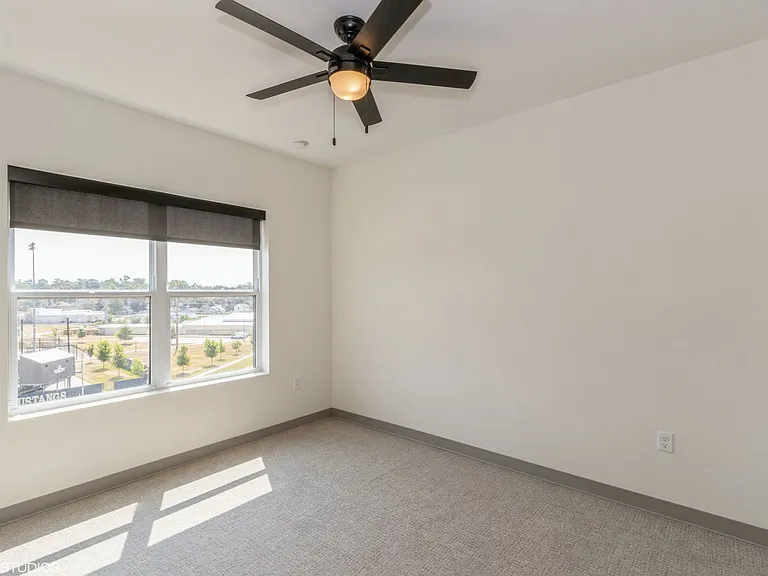 The Leo at the Hub Apartments — Photo 26