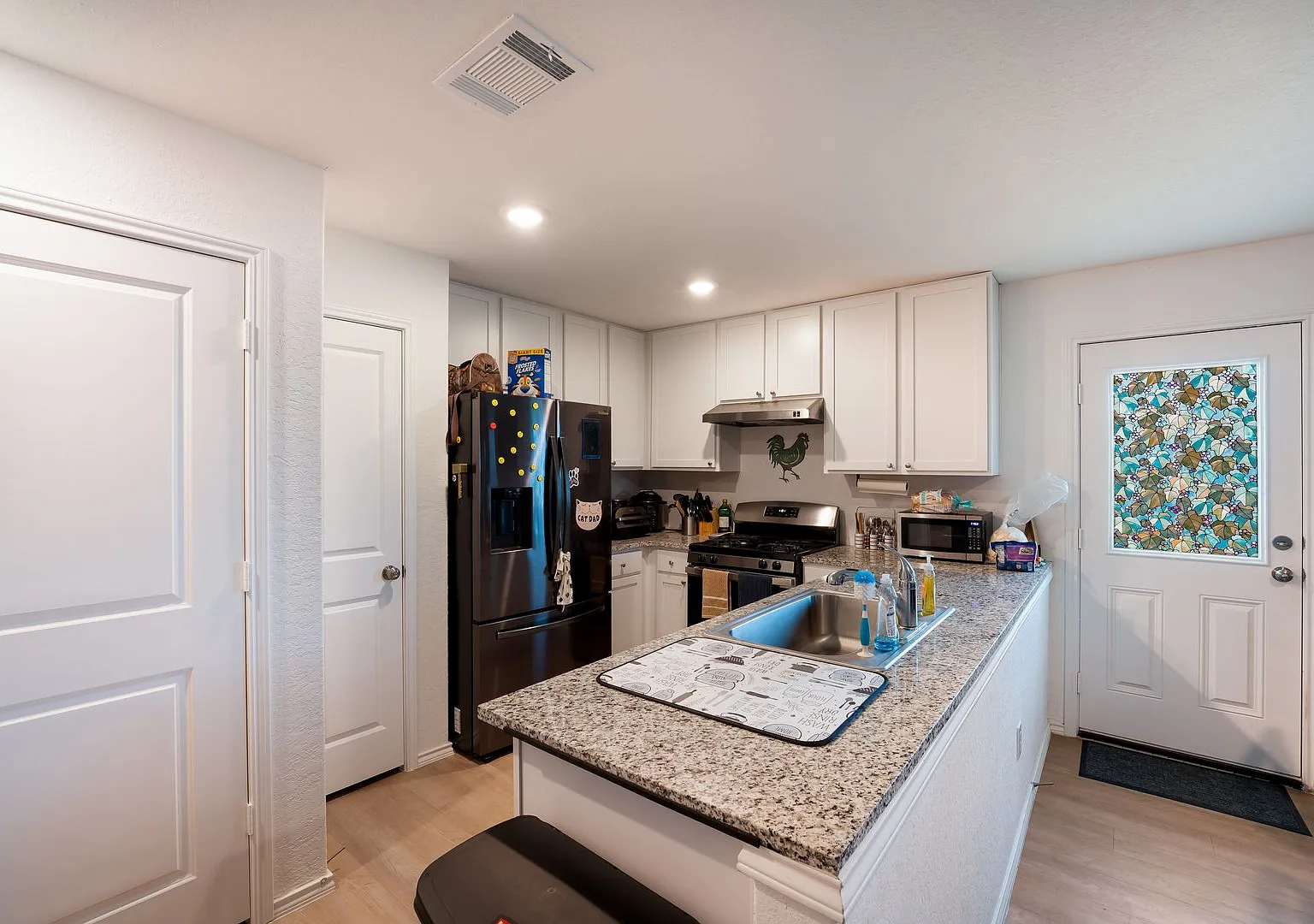Comfortable 3BR Home with Modern Conveniences — Photo 3