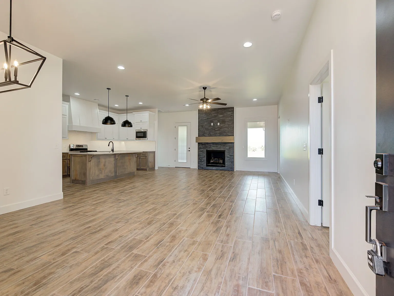 4 bed, 2.5 bath, 1954 sqft, $2,450 — Photo 4