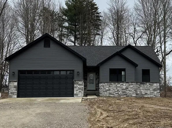 1452 Debi Ann Dr, Lapeer, MI 48446