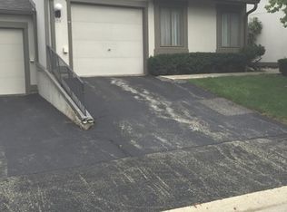 108 Honeysuckle Ct, Rolling Meadows, IL 60008