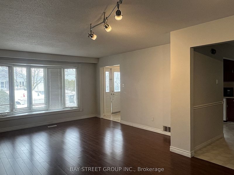 Mississauga House for rent - 3 Bedrooms — photo 2