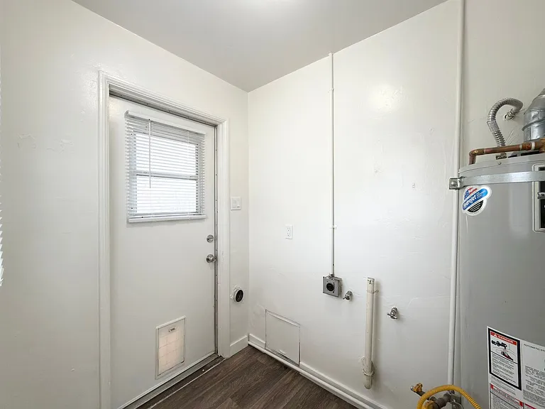 Single Level Cottage Near Downtown! — Photo 7