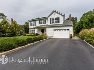 92 Twin River Dr, Oakdale, NY 11769