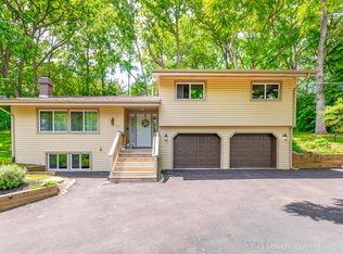 17 Hilltop Dr, Lake In The Hills, IL 60156