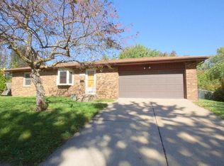 1110 Golden Valley Dr, Bettendorf, IA 52722