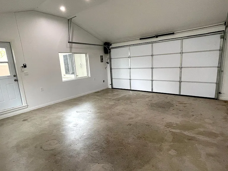 Detached garage with door access, lots of natural light and Air Conditioning.