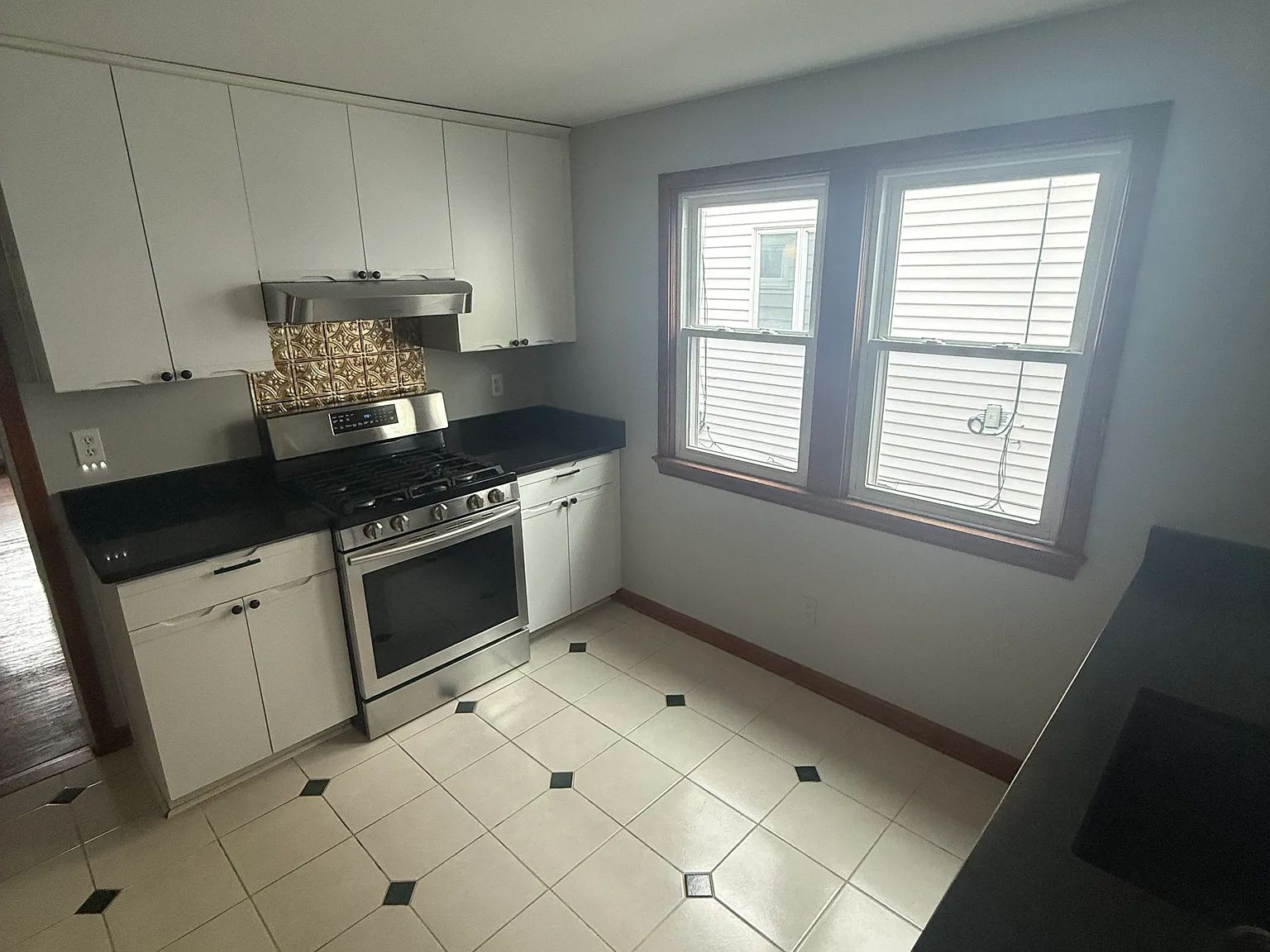 3 bed, 1060 sqft, $1,600 — Photo 4