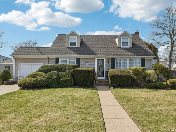 2002 Murray Place, Merrick, NY 11566