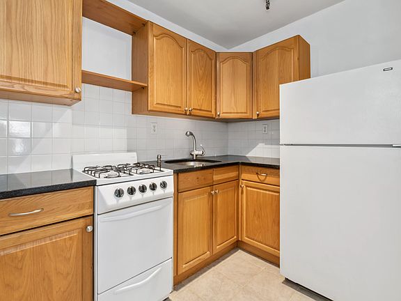 3rd image of 313 E 84th St APT 4C