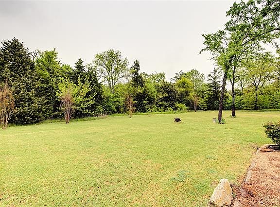 4th image of 725 Kiowa Dr E