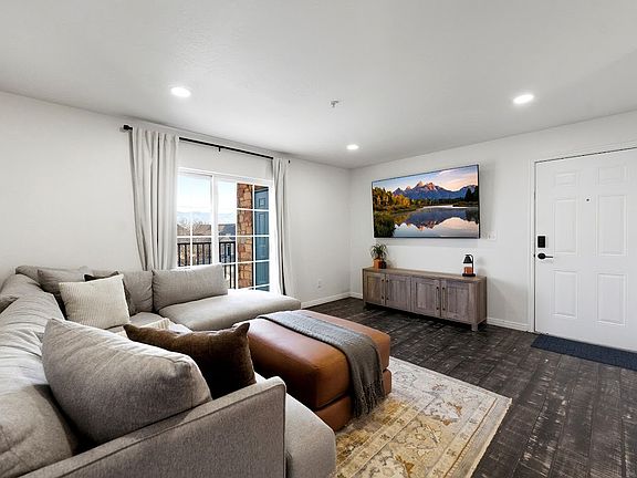 5th image of 1936 N Crest Rd