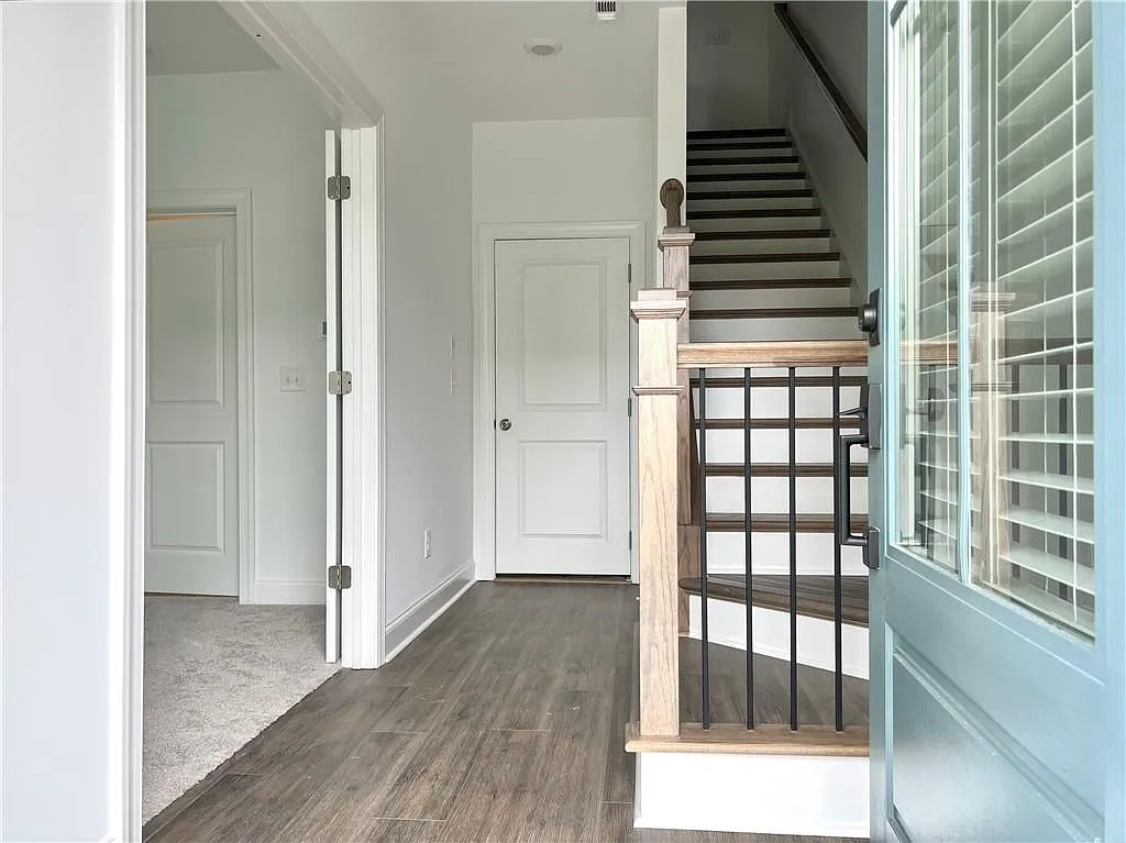 3 bed, 3.5 bath, 1893 sqft, $3,000 — Photo 2