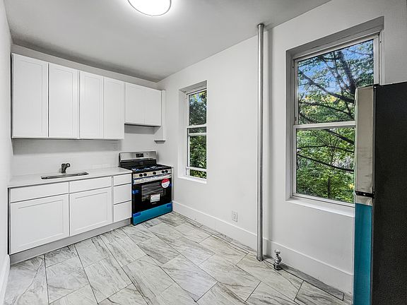 4th image of 862 E 17th St #3