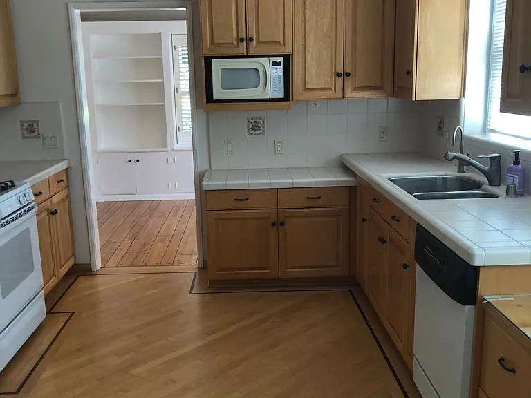 535 S Niagara St — Photo 5