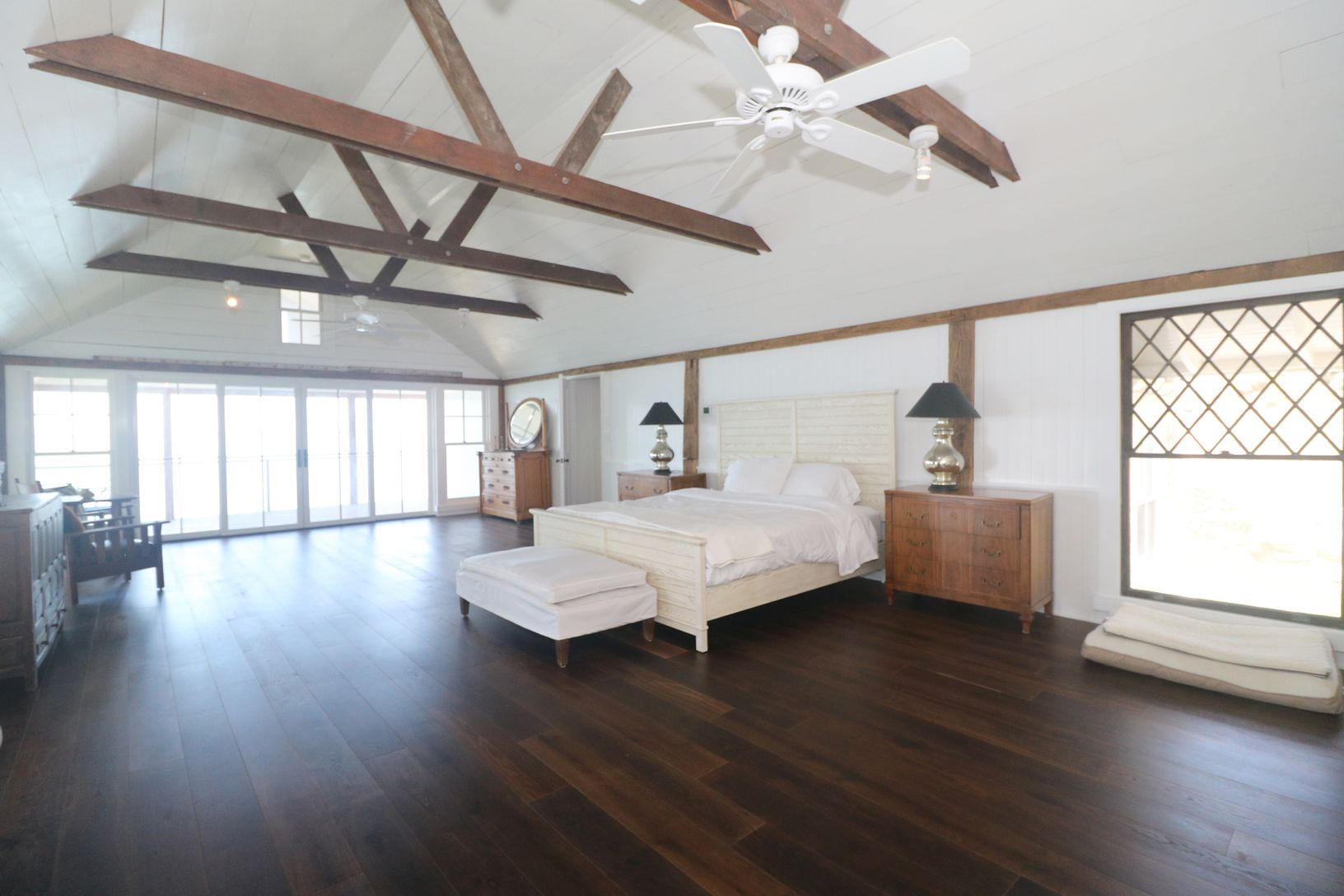  Vast master bedroom. 
