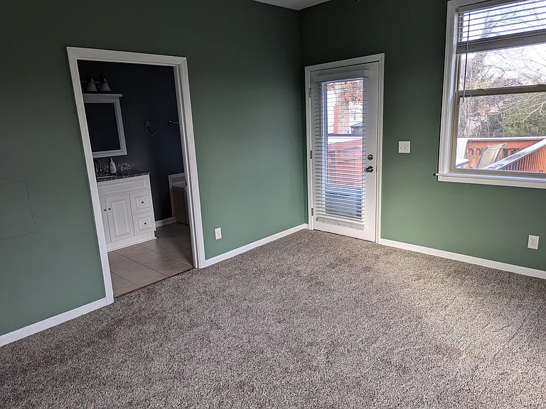 526 Clinton Springs Ave #D — Photo 16