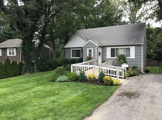 39 Chestnut St, Huntington, NY 11743