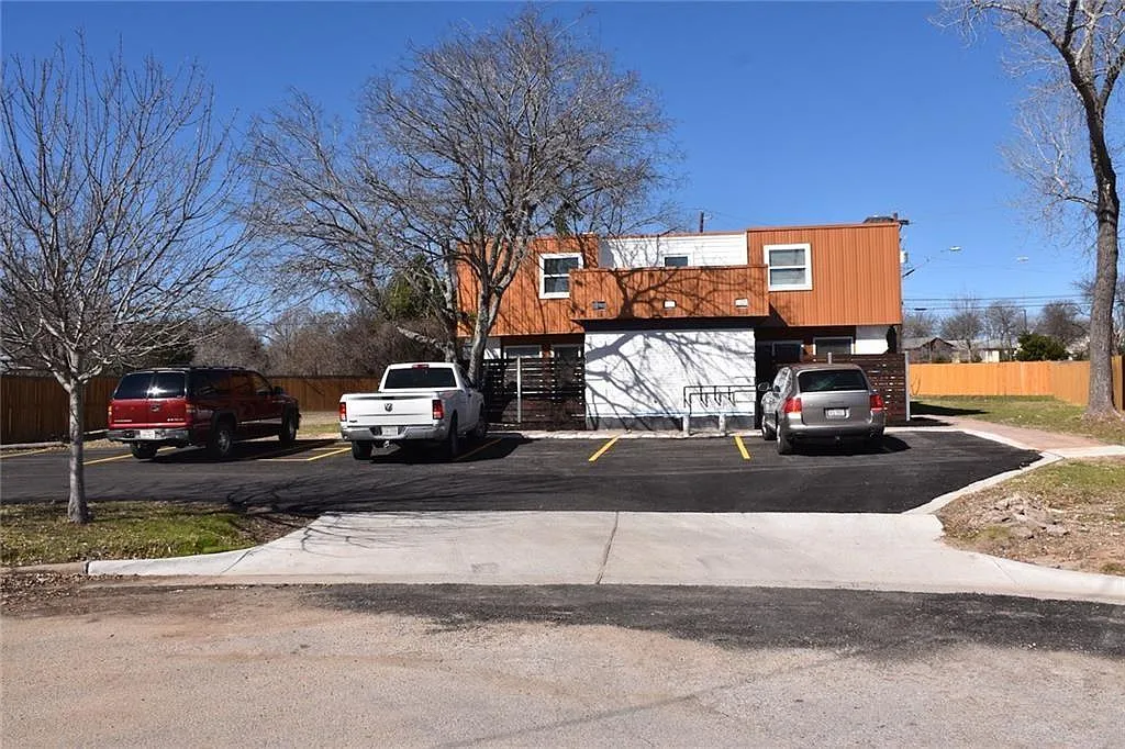 1 bed, 1.5 bath, 840 sqft, $1,395 — Photo 1