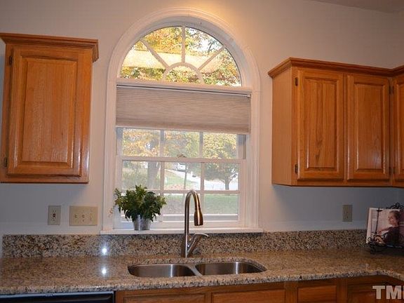 3rd image of 104 Heathridge Ln
