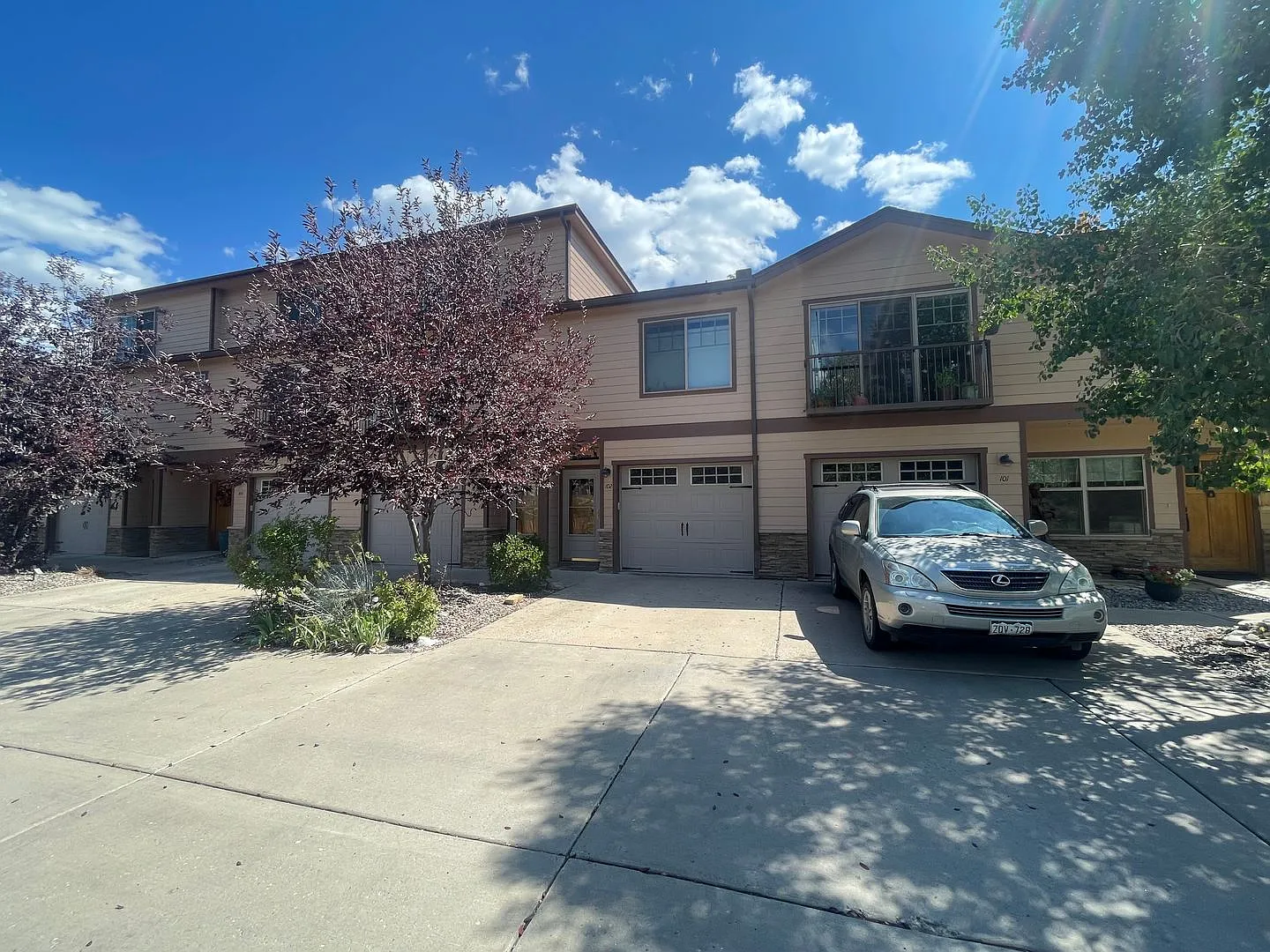Convenient Location! 1 Bedroom Furnished Townhome with access to great valley views! — Photo 2