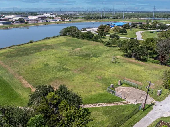 524/614 Mystery Harbor Ln, Freeport, TX 77541