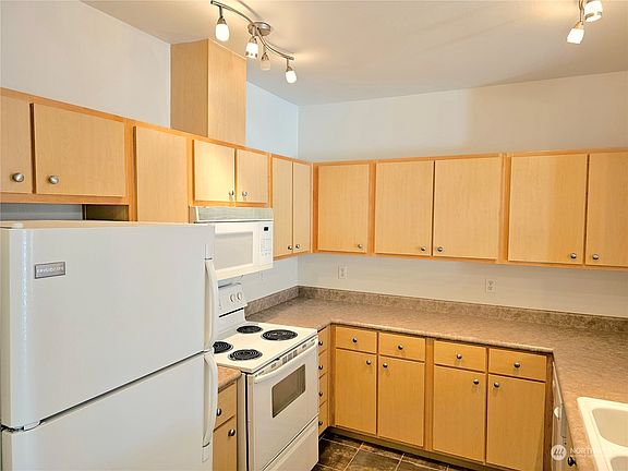 3rd image of 13301 SE 79th Place #C308