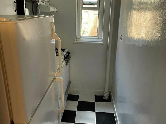 4th image of 139 E 35th St APT 6B