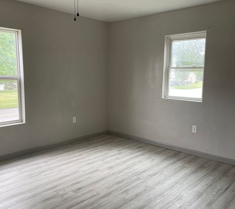 2nd image of 301 S Front St