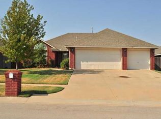 909 SE 38th St, Moore, OK 73160